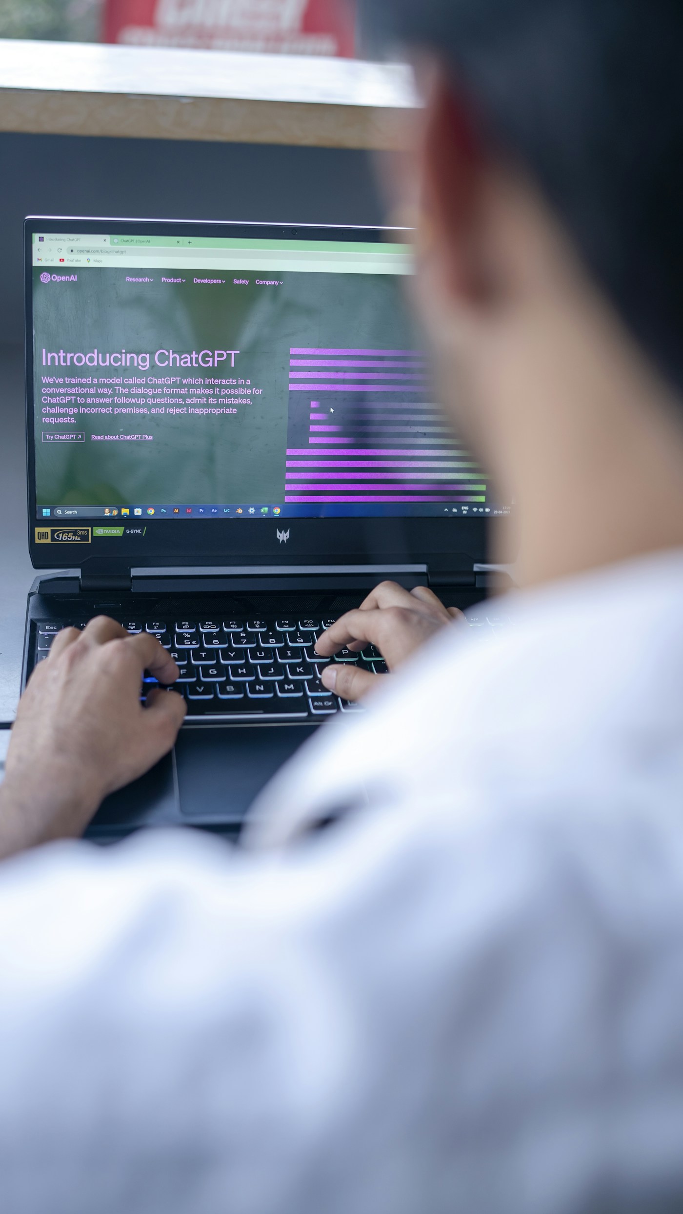 Personne consultant la présentation de ChatGPT sur un ordinateur portable