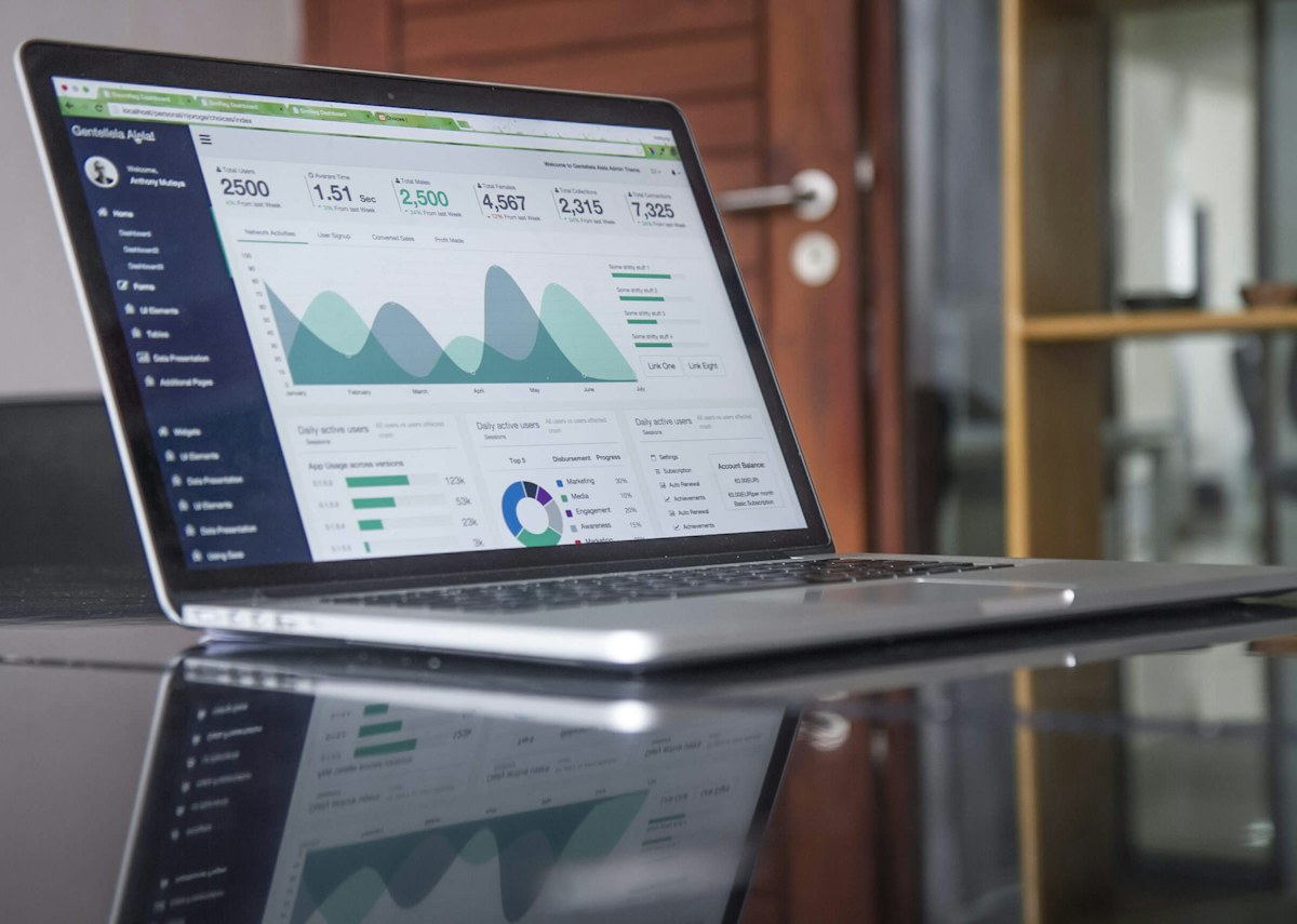 Ordinateur portable affichant des statistiques sur une table.