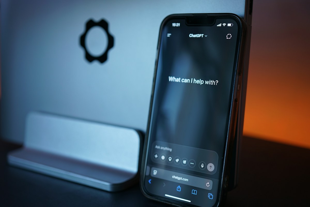 Interface ChatGPT ouverte sur un smartphone.