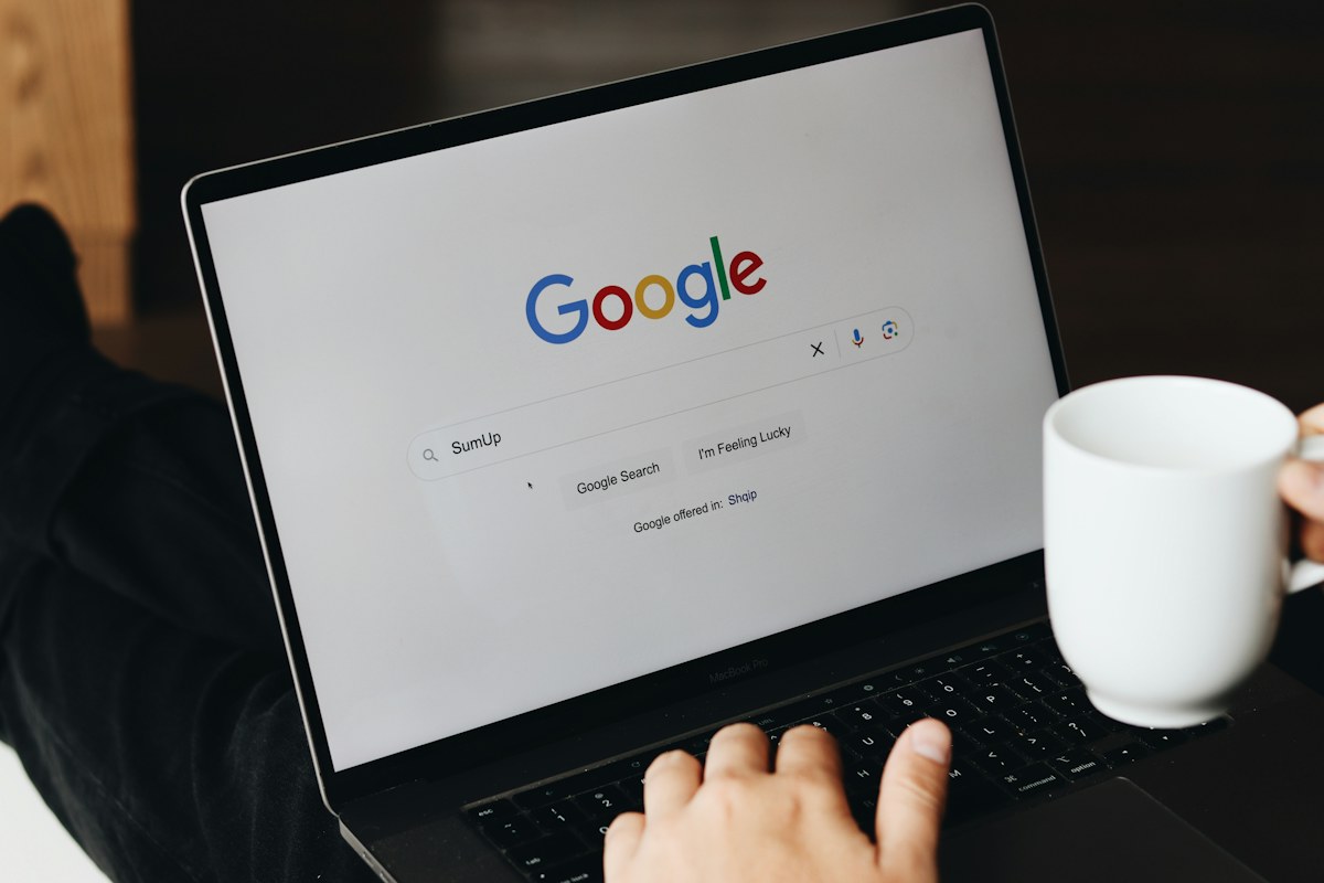 Recherche Google ouverte sur un ordinateur portable.