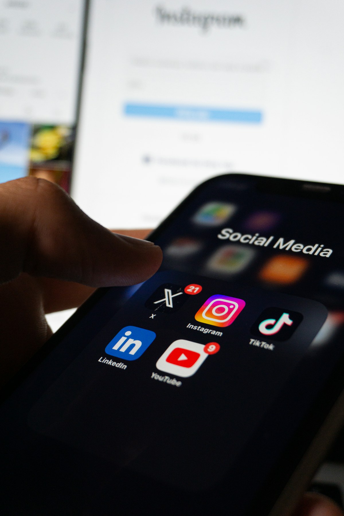 Applications de réseaux sociaux affichées sur un smartphone.