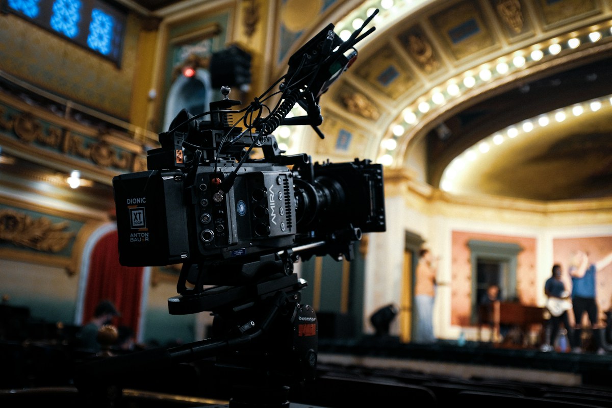 Caméra vidéo professionnelle installée sur un trépied.