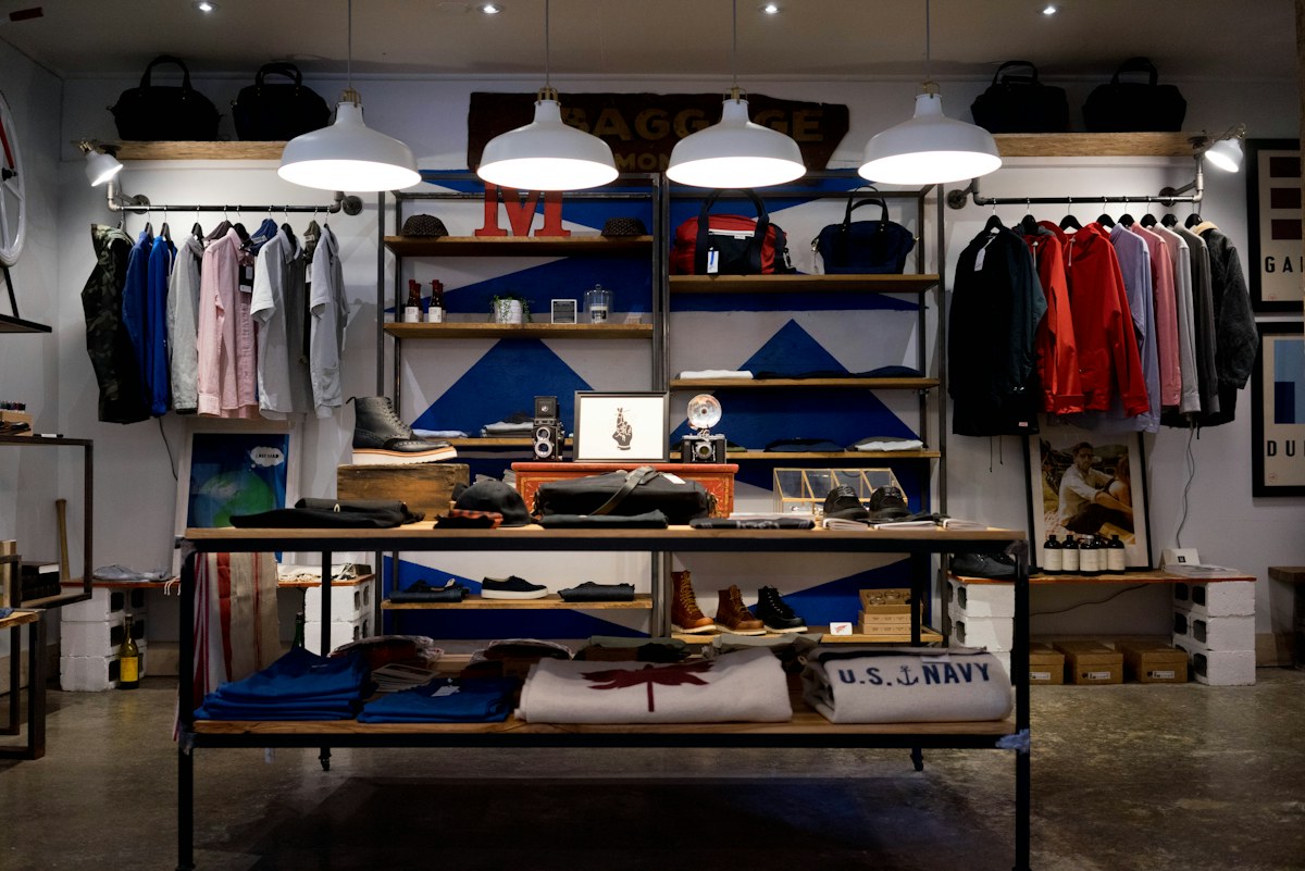 Intérieur d’une boutique de vêtements.